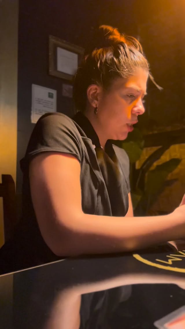 Dicen que cuando un cliente cancela a última hora, un hada del bienestar pierde sus alas... 🧚♀️📉
¡Es broma! Pero lo que sí es cierto es que en Marbella Zen Spa transformamos ese “hueco” en un momento de autocuidado para el equipo. ¡Miren a mi compañera aprovechando el espacio libre de hoy! 😂💖
Ayúdanos avisando con tiempo si no puedes venir. ¡Tu cita es sagrada para nosotros! ✨