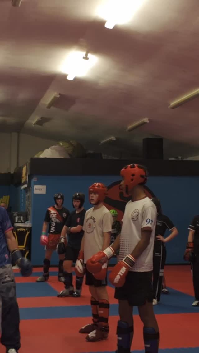 3 options to counter the front leg 🥊
🥋 @will.taylor23
🎥 @ptp_pics
#wako #kickboxing #martialarts #lightcontact #nottingham #training #taekwondo #boxing #kicking #prestigemartialarts
