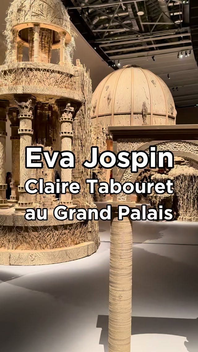 L’exposition de cette fin d’année a lieu actuellement au Grand Palais où plutôt devrai-je dire les deux expositions car il s’agit ici de deux artistes qui nous dévoilent leurs deux univers avec le même billet. D’un côté, Eva Jospin avec « Grottesco » : un parcours immersif où se mêlent forêts profondes, grottes mystérieuses et architectures imaginaires. L’artiste y présente plus d’une quinzaine d’œuvres, dont plusieurs créées spécialement pour l’occasion. Eva Jospin utilise le carton, le bois et la broderie pour créer de véritables constructions végétales et architecturales. Le nom de son exposition, s’inspire de la légende d’un jeune Romain découvrant par hasard un palais enseveli semblable à une grotte. Parmi les nouveautés, une série de bas-reliefs brodés attire particulièrement l’œil, mélangeant textile et sculpture, et ouvrant une nouvelle étape dans son travail.
De l’autre côté, Claire Tabouret dévoile D’un seul souffle, une exposition qui nous fait entrer dans les coulisses de la création des futurs vitraux contemporains de Notre-Dame de Paris. Lauréate du concours organisé en 2024, elle présente les maquettes grandeur nature, les esquisses et tout le processus qui a mené à ces six vitraux. Réalisées en monotype et enrichies de pochoirs, ses propositions respectent la lumière douce de la cathédrale tout en apportant des couleurs vives et équilibrées.
Deux univers très différents, mais tous deux spectaculaires. à découvrir au Grand Palais jusqu’au 15 mars 2026.
———————
📍Grand Palais
1 avenue Winston Churchill - Paris 8
Du mardi au dimanche de 10h à 19h30 - Nocturne le vendredi jusqu’à 21h30
🎟️ Tarif plein : 15€ - Tarif réduit : 12€
- 18 ans, demandeurs d’emploi, visiteurs en situation de handicap, Pass GrandPalais...
Vous avez entre 18 et 25 ans ? Grâce au soutien de la Caisse d’Épargne Île-de-France, bénéficiez d’une entrée gratuite en réservant le tarif « Places aux Jeunes », dans la limite des places disponibles.
#grandpalaisparis #legrandpalais #evajospin #clairetabouret #artistefrançaise #notredamedeparis #artcraft #sortiraparis