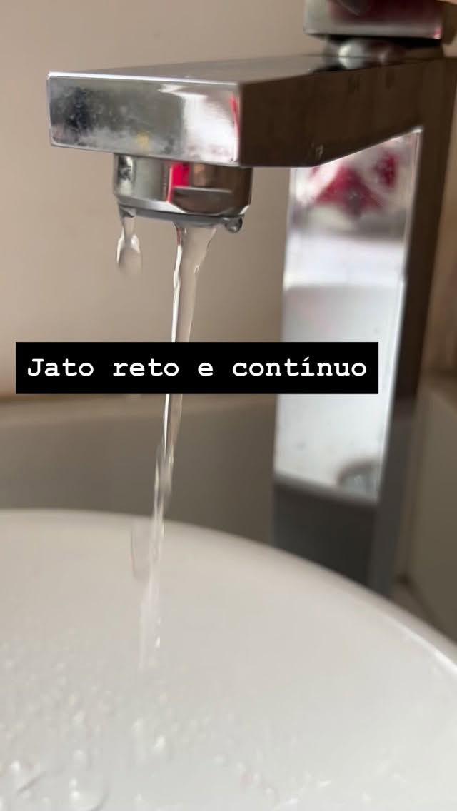 A forma como o xixi sai importa 🧐
O esperado, na maior parte das vezes, é que o xixi saia em um jato contínuo, sem esforço, do começo ao fim.
Urinar não deveria exigir força.
Quando o fluxo muda, o corpo está mostrando que algo não está funcionando tão bem naquele momento.
💧 Jato contínuo
O xixi flui de forma livre e organizada.
💧 Jato fraco e demorado
Demora para começar e sai fino.
Muitas pessoas acabam empurrando para ajudar — o que não é o ideal.
💧 Jato picotado
O xixi vai e volta, para e recomeça.
Falta continuidade no fluxo.
💧 Jato espalhado
Não sai em um fio só, se divide, respinga, molha tudo.
Esse padrão é muito comum e pouco falado, especialmente na menopausa, quando há mudanças na qualidade dos tecidos, no colágeno e na resposta da musculatura da região pélvica.
Essas alterações não são exclusivas das mulheres.
Homens também podem perceber mudanças no jato ao longo da vida.
A fisioterapia pélvica ajuda a melhorar a funcionalidade dessa região, favorecendo um fluxo mais organizado, sem esforço e mais confortável para mulheres e homens.
Observar como o xixi sai é um cuidado simples, prático e possível em todas as fases da vida.
#fisiocarebrasil #urologia #uroginecología #assoalhopélvico #urinaryincontinence #menopausa