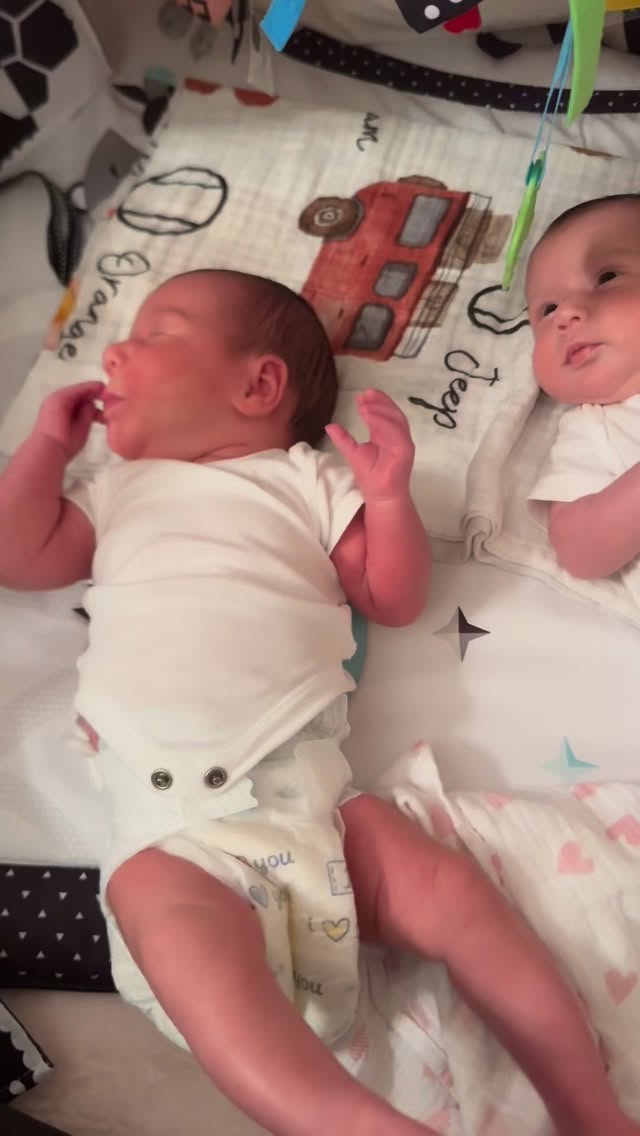 Tandem everything on repeat 🔁👯♀️ thanks for @thesleepingbabyroutine for all the expert advice!
#newmama #twinmomlife #ivfbabies #mcdatwins #4thtrimester