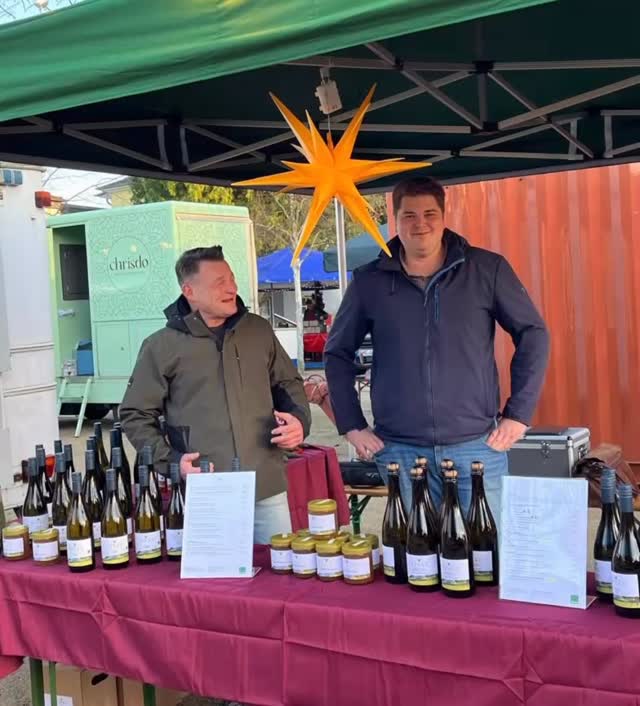 Noch bis Sonntag findet ihr uns auf dem Weihnachtsmarkt in Bad Nenndorf. Neu bei uns ist unserer eigener Honig.
#badnenndorf #weihnachtsmarkt #weihnachtszauber #weihnachtsmarktbadnenndorf #rinke #weingutrinke #rinkeweine #muschelkalktrifftschiefer #bioland #bioland_official