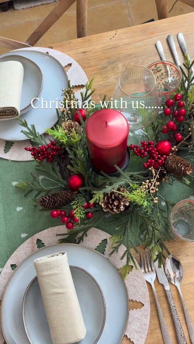 The Cotswolds is the ultimate place to spend Christmas.
There’s a magical moment around every corner.
Chocolate box cottages right out of ‘The Holiday’.
Fairytale villages all dressed up in lights.
Roaring fires in cosy pubs.
.
The Cotswold Cottage Gems invite you to come and discover the festivities this Winter 🤍.
#cotswolds #bourtononthewater #cotswoldlife #tableinspiration #christmastable #christmastablesetting #holidaycottage #cotswoldcottage #fairytaleretelling