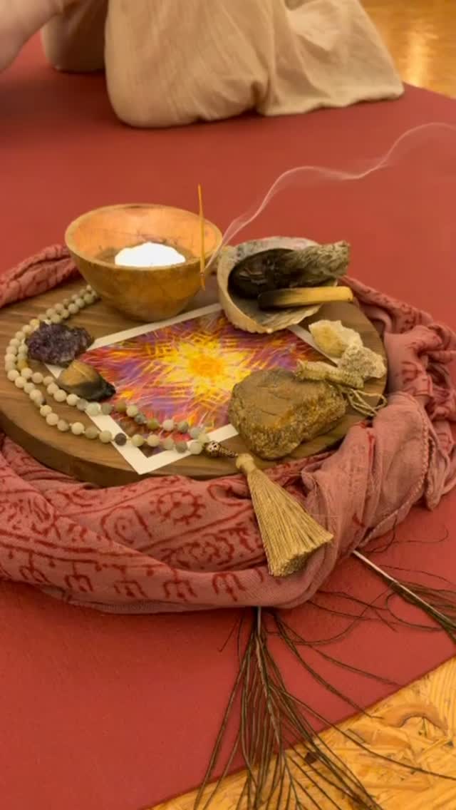 ✨ What a Weekend! ✨
Von ersten Herzensmomenten bis hin zu tiefen Erkenntnissen – dieses Yogawochenende war ein Eintauchen in Verbindung, Klarheit und pures Sein.
Wir starteten in der @alpineyogaacademy , wo die Schüler in die Welt der Hatha-Yoga-Anatomie eintauchten. Danach öffneten wir unsere Herzen bei einer stärkenden Cacao Ceremony, bewegten uns gemeinsam, alleine und miteinander – um unserem Inneren näher zu kommen, Freude zu entfalten und einfach Spaß zu haben.
Den Abschluss bildete eine Reise durch die Chakren, die uns noch tiefer zu uns selbst geführt hat. 🌈
Am nächsten Morgen ging es um 5 Uhr früh gleich weiter zum Day Retreat im @hotelspielmann in Ehrwald.
Gemeinsam mit @ninabeirer.yoga entstand ein Raum für ECHT.ZEIT – ein Konzept, das nicht nur Zeit schenkt, sondern auch den Raum, zu entdecken, wer wir wirklich sind, fernab von Rollen und Alltag.
Einfach in der Essenz ruhen. Einfach ECHT sein.
Cacao • Yoga • ein himmlisches Frühstück • inspirierende Workshops • Breathwork • Klangbad • und ganz viel entspannte Zeit in der Wellnessoase – ein Tag voller Tiefe, Leichtigkeit und Magie. ✨
Let’s grow together. 🤍
Der nächste Deep Dive:
17. Jänner – Root & Rise im @kurblhof_appartement_leutasch
Oder nochmal erleben
am 15. März – @hotelspielmann Ehrwald.
#yogavibes #yogacommunity #yogateachertraining #yogaweekend #cacaoceremony #chakras
#yogaretreat #echtzeit #breathwork #selfconnection #letsgrowtogether✌️