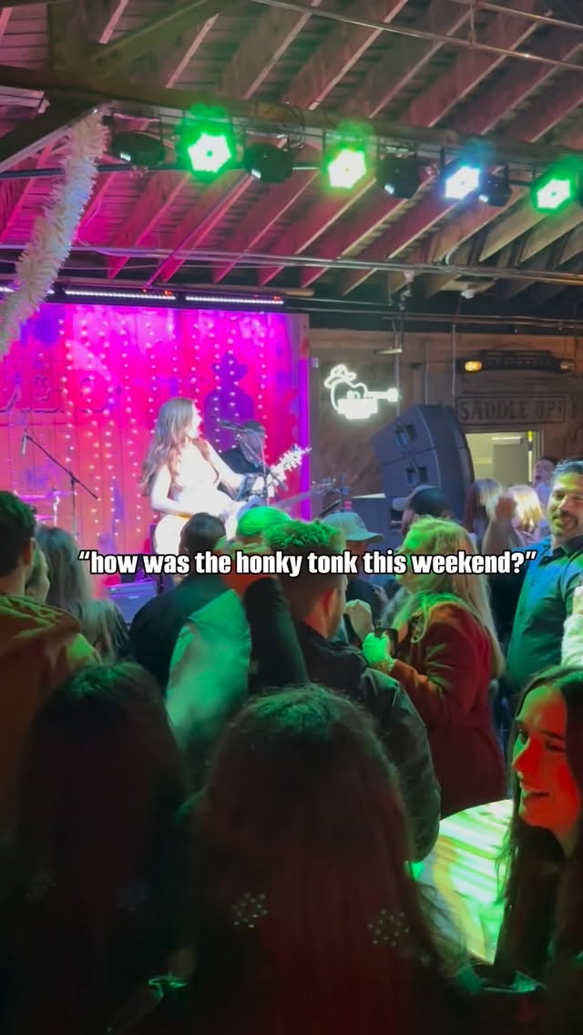 The honky tonk never lets me down 🤠✨
#countrymusic #countryartist #livemusic