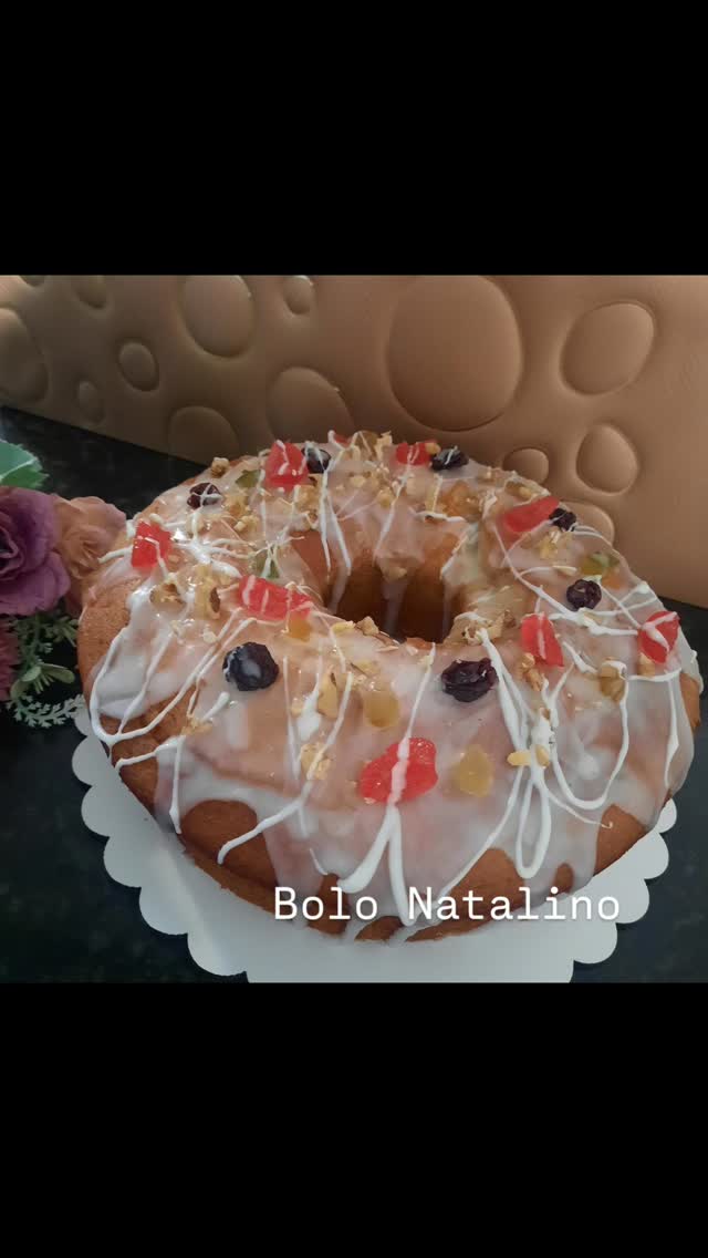 Uma massa com iogurte, fofinha e umida... combinação super aromática, com raspas de limão, laranja e baunilha... salpicado de frutas secas, nozes, cerejas e chocolate branco... será que ficou bom?
Se quiser descobrir é só encomendar o seu
Deu mais de um kg - R$65,00