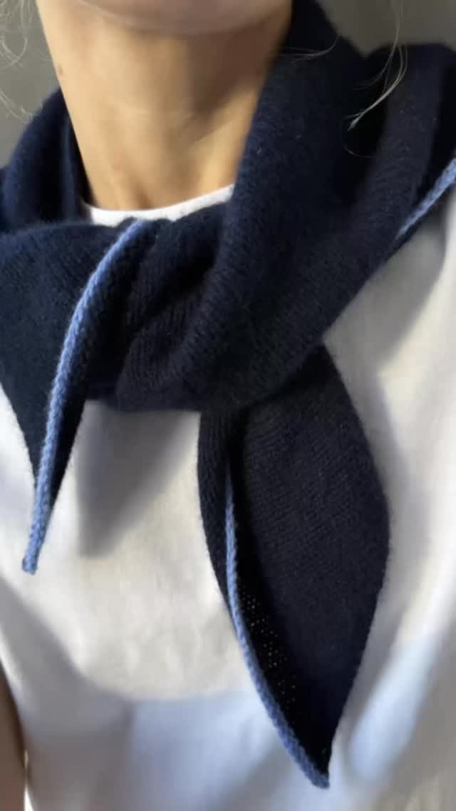 Hier kommt Styling Inspiration für den #umascarf von #petiteknit.
Welches ist euer Favorit?
Und steht der Uma Scarf auf eurer Strickliste?
Meiner bekommt auf jeden Fall eine kleine Stickerei und vielleicht auch ein Kleeblatt, als Glücksbringer fürs nächste Jahr🍀
#fibreatelier
#fibreatelierinspiration
#umascarf