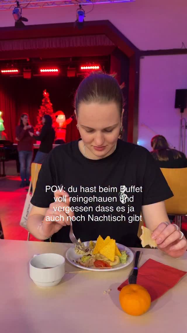 Das Buffet bei unserer Weihnachtsfeier ist einfach immer zu krass 🫠🥹
#stuttgart #0711 #chormäleon #chorliebe #sorryihavechoir #recap#konzert2025#immerandersimmergut #choirlove #chorstuttgart #konzertstuttgart #stuttgartkonzert #weihnachtenstuttgart #adventskonzert #christmasmarkets #weihnachtszauber #weihnachtsmusik #weihnachtsmarktstuttgart #weihnachtsmärkte