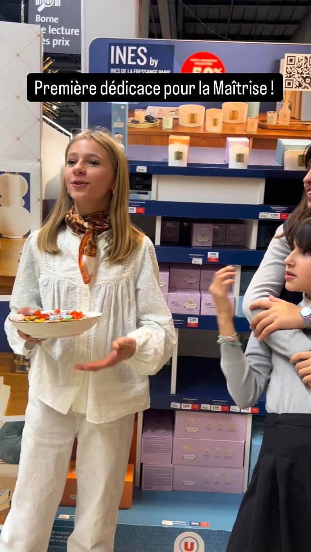 Première séance de dédicace pour nos Maitrisiens qui ont appris aujourd’hui le dur métier : dire bonjour et sourire à des dizaines de gens pressés, savoir résumer notre travail en quelques brèves secondes, trouver l’argument qui fera mouche et, bonheur suprême, demander « C’est pour qui? » et sortir le stylo pour écrire d’une écriture appliquée et signer fièrement…#choeurdenfants