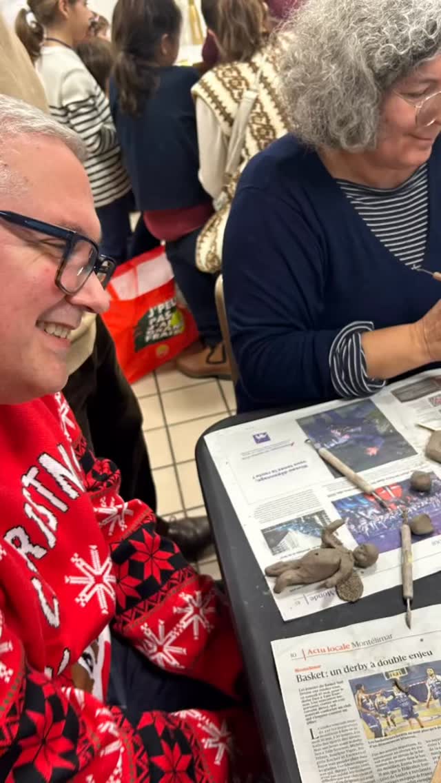 Séchage en cours… et les cœurs encore chauds.
Un atelier magnifique, co-animé avec Pauline Watteau et moi-même, Danielle Simon.
19 adultes, 16 enfants, réunis autour d’un même geste :
👉 façonner des anges pour l’inauguration de la nouvelle crèche de Valence, créée par Qof~co, Pauline et Danielle.
Des mains pleines de terre,
des regards concentrés,
des éclats de rire,
et cette chose rare : la joie qui exulte quand la beauté circule.
Chaque ange est différent.
Aucun n’est parfait.
Tous sont justes.
Le temps du séchage commence,
mais l’élan, lui, continue de vibrer. 🤍