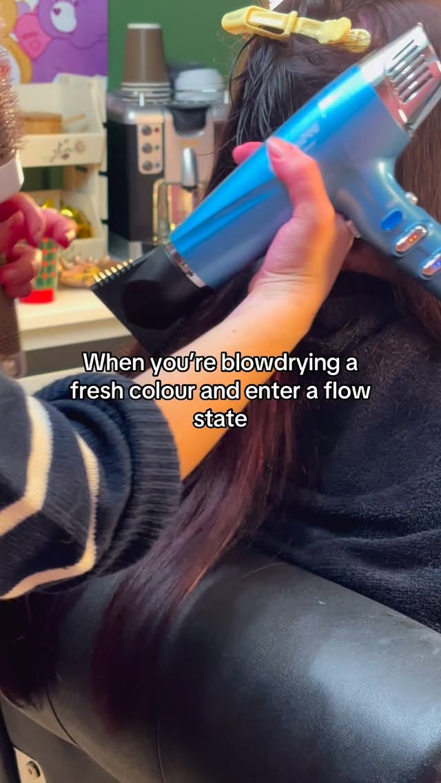 I love blowdrying a fresh colour 😍✨🫶🏼
#hairstylist #haircolour #hairlove #flowstate