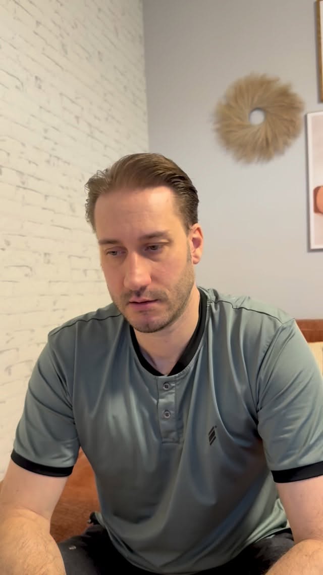 26 Jahre lang war ich „funktionierender“ Angestellter im Hamsterrad.
Sicherer Job - aber innerlich: gestresst, unglücklich, nicht erfüllt.
Irgendwann kam dieser Moment: Entweder ich bleibe stehen - oder ich gehe los.
Ich hab den Mut gepackt, gekündigt und eine Shiatsu-Ausbildung begonnen.
Heute kann ich ehrlich sagen: Ich bin frei. Ich bin glücklich. Ich bin zufrieden.
Nicht, weil plötzlich alles leicht ist - sondern weil es mein Weg ist.
Und genau das will ich dir sagen:
Niemand muss im Hamsterrad gefangen bleiben.
Du darfst neu wählen. Du darfst dich verändern. Du darfst das machen, was dich wirklich glücklich macht.
Wenn du gerade an einem Punkt bist, wo du spürst „da geht noch mehr“: Hör hin. 🤍
Danke an @kato_music für diesen richtig geilen Hit, den ich schon vor 15 Jahren rauf und runter gehört habe 😍
#shiatsu #neuanfang #mutzurveränderung #selbstständig #berufungstattjob #hamsterrad #freiheit #zufriedenheit #mindset #deinweg #shiatsumichl #tcm #health #glücklich #veränderung #mut #deinleben #insta #lovemyjob