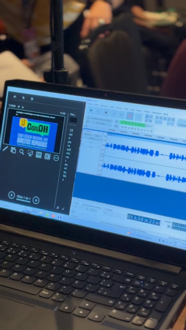 O segundo dia da 13ª ConDH pulsa forte em cada canto do CICB. Os GTs acontecem, mas o que move a conferência vai muito além das mesas de debate: está nos corredores, nas rodas improvisadas, nas trocas rápidas que viram parceria, nos reencontros que aquecem e nos encontros inéditos que só uma conferência nacional é capaz de proporcionar.
Tem gente que voltou depois de anos sem conferência e se emociona ao reencontrar a participação social viva. Tem quem esteja aqui pela primeira vez e vai aprendendo, observando, se somando. Tem delegação que se fortalece no abraço, na escuta, no “você não está só”.
Entre uma discussão e outra, surgem histórias de vida, memórias de luta, alinhamentos que não aparecem no regimento, mas que fazem toda diferença na construção coletiva.
E é nessa costura invisível — humana, afetiva, política — que a democracia vai sendo reconstruída por dentro.
A 13ª ConDH é técnica, é método, é voto. Mas também é gente. Gente que se reconhece, que se apoia, que disputa com respeito, que sonha junto e que entende que direitos humanos se fazem assim: no encontro, na coragem e na presença.
O dia segue intenso. E a democracia, aqui, segue viva.
#13ConDH #SistemaNacionalDeDireitosHumanos #DemocraciaViva