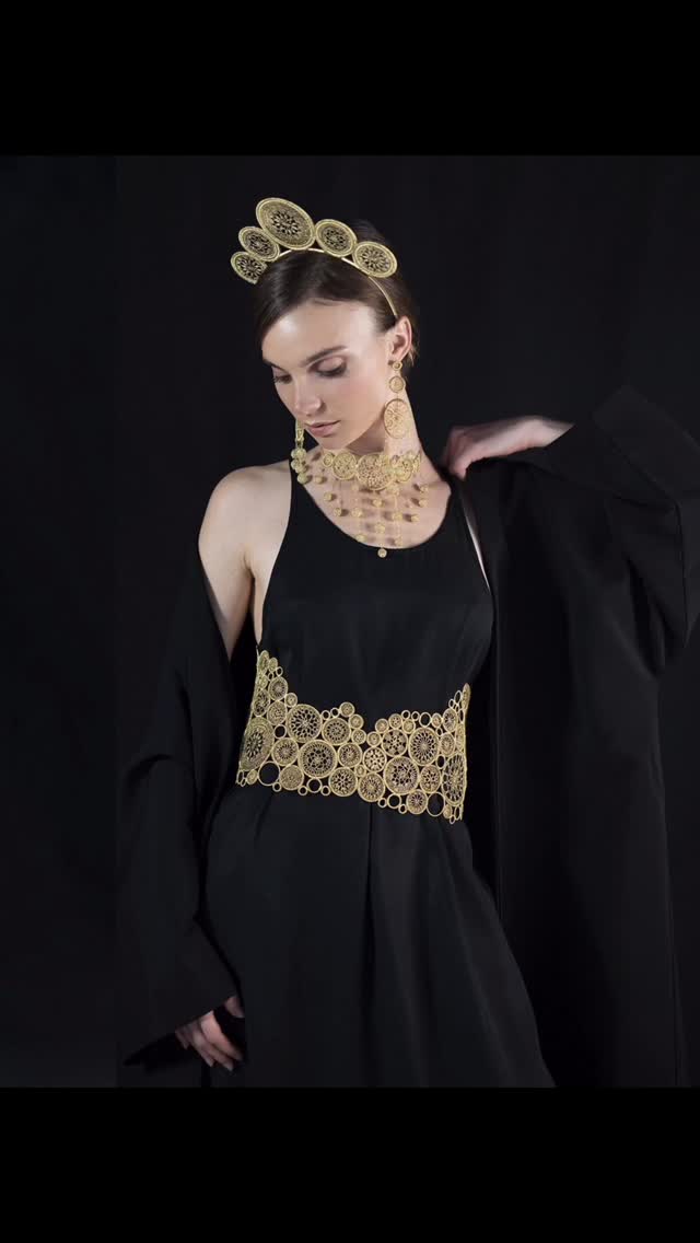 Hay un hilo que une todo lo que he compartido estos días:
El tiempo como acto de insumisión,
la prisa como enemigo del significado,
y la importancia de decidir qué celebramos cuando compramos.
Ese hilo se materializa en cada pieza que creo, intención, técnica, herencia. Mis accesorios son vehículos que llevan la artesanía al presente y la proyectan al futuro. Son piezas que huyen de lo meramente funcional, porque la artesanía no es sólo un objeto, es un vínculo. Un puente entre quien crea y quien elige.
Cada pieza es un pequeño acto de resistencia.
Y quienes decidís recorrer este camino conmigo, apoyáis un legado que sigue vivo porque alguien lo mira con respeto y lo valora.
Gracias por elegir:
el valor frente a la prisa,
la historia frente al impulso,
la emoción frente a lo desechable.
Este es el verdadero lujo, el que se piensa, se siente y se cuida.
Gracias por acompañarme, por recomendar, encargar, colaborar y sostener este camino. Cada gesto vuestro mantiene viva la artesanía y sus historias.
Portada:
Fotografía: @adrianamartiphoto
Modelo: @sgdios
MUAH: @susanapenamua
Piezas Artesanales y ropa: @luciadegustin
Estilismo: @_lu_deg
#luxurycraftsmanship #guardianasdehistorias #tintesnaturales #chanhua #tsumamizaiku #floresartesanales #ganchillo