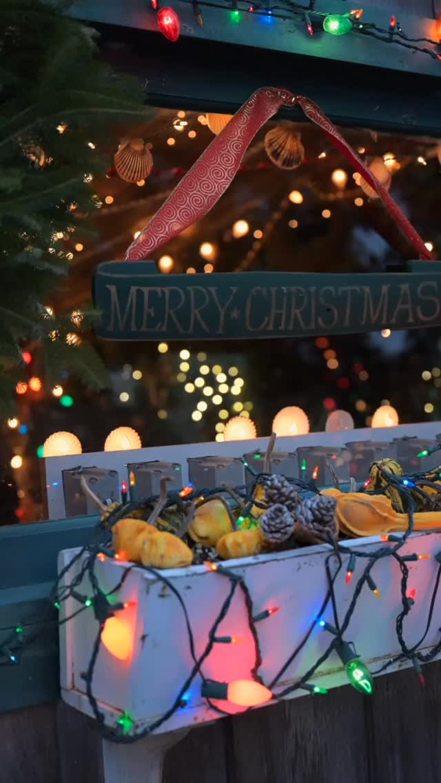 Holiday Mode: Activated 🎄
@moorsendfarm has us channeling the holiday spirit on Nantucket with festive lights, fragrant balsam and the perfect amount of North Pole energy.
#bluesevenstudio #holidays2025 #decembermoodboard #nantucketchristmas #pinterestboard