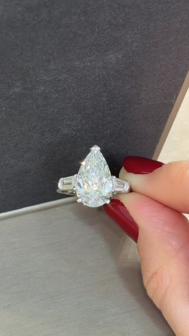 A stunning 5ct pear-shaped lab-grown diamond ring, crafted to perfection. The elongated teardrop silhouette elongates the finger, creating a sophisticated and alluring look. The exquisite lab-grown diamond is set between two trapeze-cut diamonds, adding a touch of elegance and sophistication to this show-stopping piece.
Would you like to experience the allure of this stunning ring? DM us for more!
#verloven2026 #verlovingsring #verloving #trouwen #diamantringantwerpen