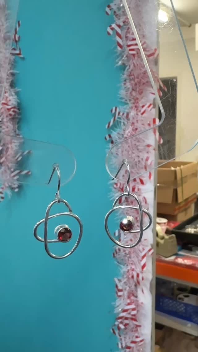 Garnet and silver sparkly wrap earrings for a lovely customer at @cupolacontemporaryart πππ
#abbyfilerjewellery #jewellery #jewelry #silverjewellery #handmade #contemporaryjewellery #silver #jewelleryshop #jewelleryaddict #garnet #earrings #garnetearrings #christmasgifts #christmas #cupolagallery