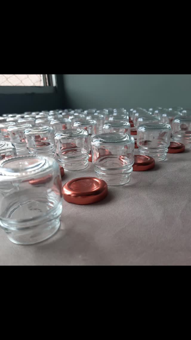 Um mimo delicado e muito gostoso... Potinhos recheados com Brownie e Doce de Leite 🌲🎁🍫.
Que charme. ❤️