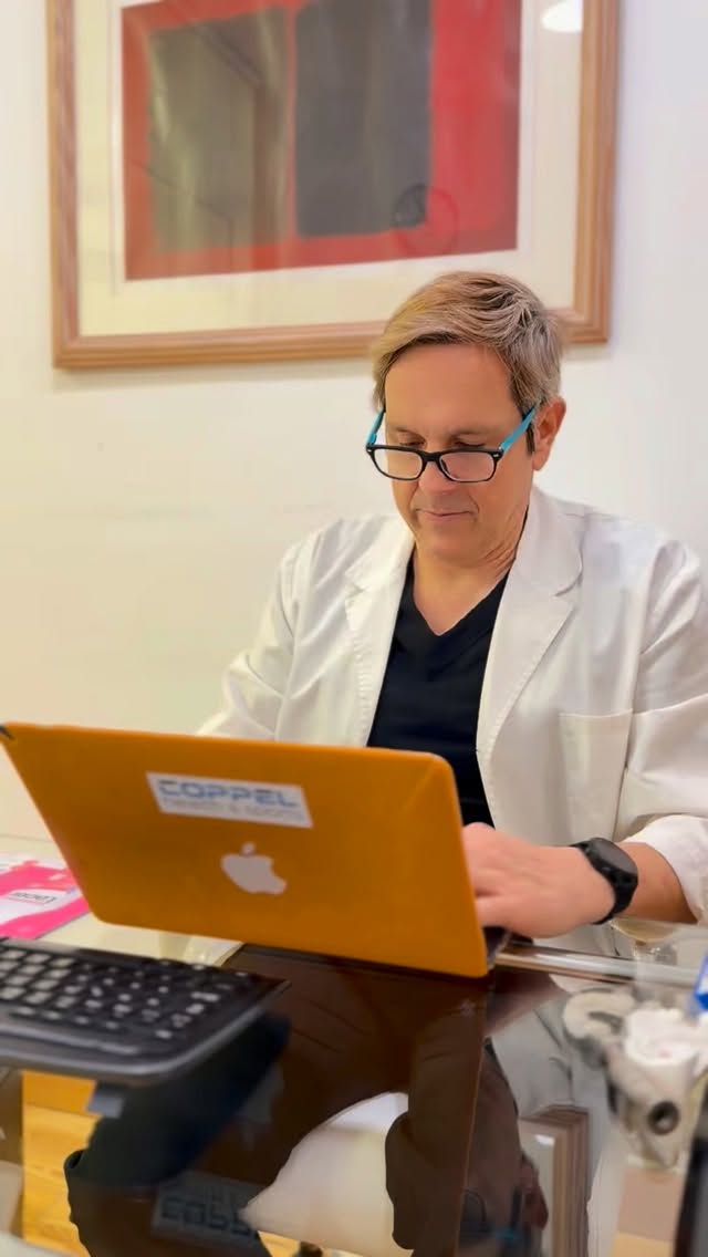 El Dr. @antoniocoppel nos explica cómo, en muchos casos, una correcta planificación digital es fundamental antes de una cirugía de implantes.
Este estudio previo nos permite analizar cada detalle, anticiparnos a posibles dificultades y llegar a la cirugía mucho mejor preparados, sabiendo exactamente qué vamos a encontrar.
En este reel te mostramos uno de los casos que hemos resuelto de forma muy positiva gracias a la cirugía digital y a una planificación precisa.
#ImplantesEnMadrid #CirugíaDigitalEnMadrid