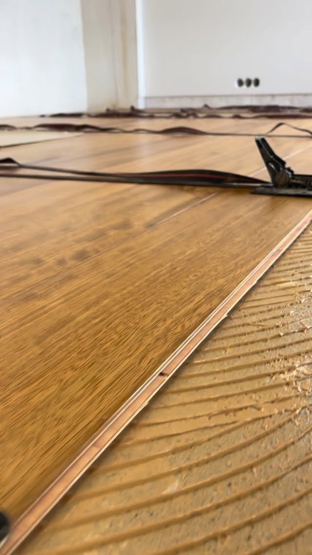 São muitos segundos de vídeo como são muitos metros de assentamento 🤩
Temos agora o rês de chão e o primeiro andar concluídos. Vamos para o ano seguir com o -1, além do assentamento de rodapés embutidos.
Já aproveito para desejar boas festas a todos 🥳
…
That’s a lot of video, just like there’s so many meters of laying floor! 🤩
We now have the ground floor and first floor completed. Next year we’ll move on to the basement level (-1), in addition to installing recessed baseboards.
I also want to take this opportunity to wish everyone happy holidays! 🥳
#jsafagamentos #assentamentopavimento #multicamada