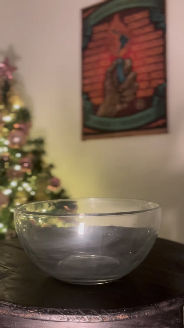 Aprendí a contar historias compartiendo recetas con mi nonita. Estos son sus famosos mazapanes. Hoy comparto su receta para no olvidarla.
Ingredientes
300 gr de leche en polvo
300 gr de azúcar glass
200 gr de leche condensada
Anilinas vegetales (colorantes)
Mezcla todos los ingredientes en un recipiente. Separa la masa en varias partes y agrega la anilina para darle color.
Crea figuras en forma de frutas y compártelas con tus seres queridos.
Regala momentos 🌷
Talleres:
✍🏻Escritura familiar
🗺️ Mapa de sueños
📄Crea tu CV en Canva
#escrituracreativa #regalauntaller #habitarlapalabra #escriturapersonal #memoriacolectiva