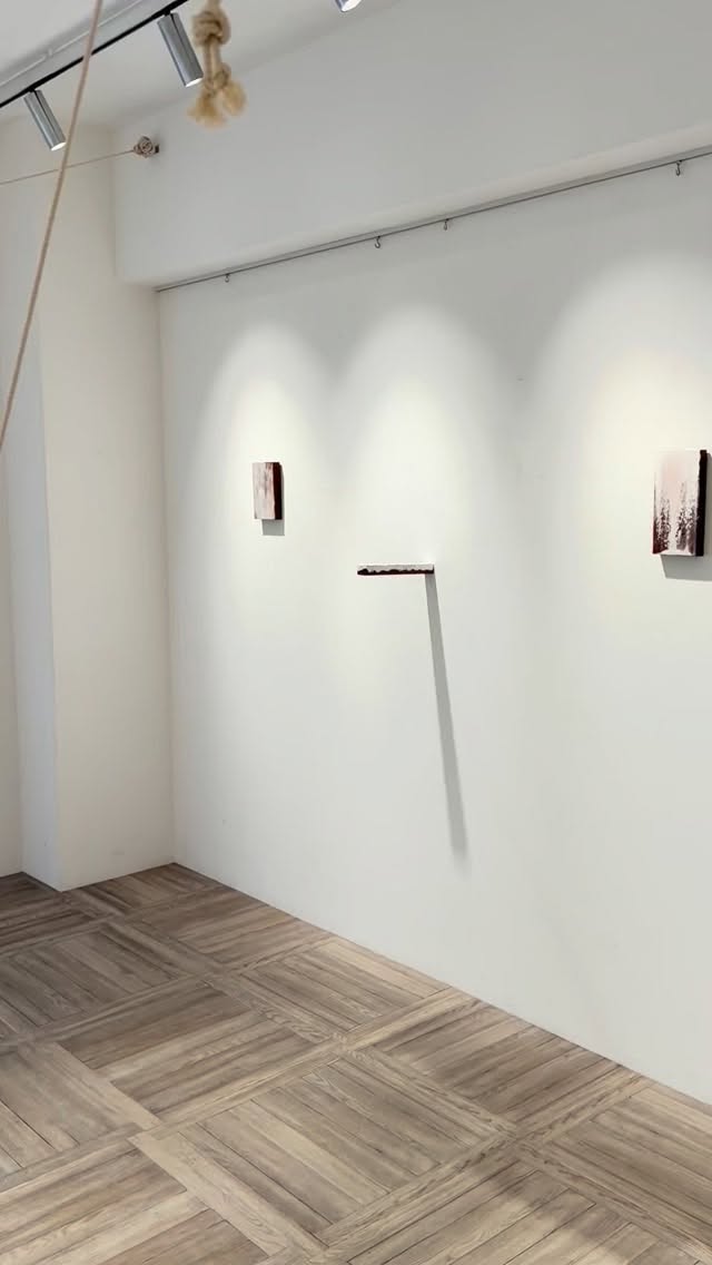 Masaki Tani solo exhibition
「漂う間、寄る辺の支持体 — Floating Ma, Anchoring Supported 」
2025 | 12 | 13 sat - 21 sun
11:00-18:00(最終日のみ17:00まで)
※入口が閉まっている場合は、看板の電話番号におかけください。
Gallery Bricolage
(兵庫県神戸市中央区山本通2丁目14−22 3F)
人もモノも世界の現象も魂も、全ての存在はマクロな視点からは「あらゆるものが支持体として仮の状態で存在している」と同時に、ミクロな視点では「真な状態として完璧に存在している」。私はこれを支持体論として、制作と併せて創作の両輪としてきました。本展ではその支持体論を象徴的に体現した作品Unpronounced シリーズを中心として、2023年の個展「Masaki Tani -syncasync-」で発表した立体作品などと共に、その変遷を辿る形で構成されます。
【イベント】
●ワークショップ
Drawing for Gravity という作品の制作体験を行います。インクのつけたガラス玉を紙の上で転がすと言う手法なので、老若男女どなたでもお気軽にご参加ください!
日時: 12/21(日) 13:00-14:30
会場: 同会場1F (PIPELINE株式会社)
定員: 10名程(当日参加可)
料金: 2,000円
●ギャラリートーク
作家本人による作品解説と共に、この3年間の海外展示などを振り返ります。
日時: 12/21(日) 15:00-16:00
会場: 同会場1F (PIPELINE株式会社)
定員: 15名程(当日参加可)
料金: 無料
【イベント予約方法】※当日参加も可
下記アドレスへ
「参加イベント(ワークショップ、ギャラリートーク)」
「参加人数」
「代表者氏名」
「メールアドレスなどご連絡先」をお送りください。
↓
tanisanchi88oo@yahoo.co.jp
#gallerybricolage #美術 #芸術 #アート #彫刻 #ミクストメディア #現代アート #谷正輝 #art #artist #contemporaryart #masakitani #mixedmedia #兵庫県 #神戸市 #artlife #artcollector #artworks #gallery #instagramart #artoftheday #artistoninstagram #instagood #絵 #絵画 #painting #drowing