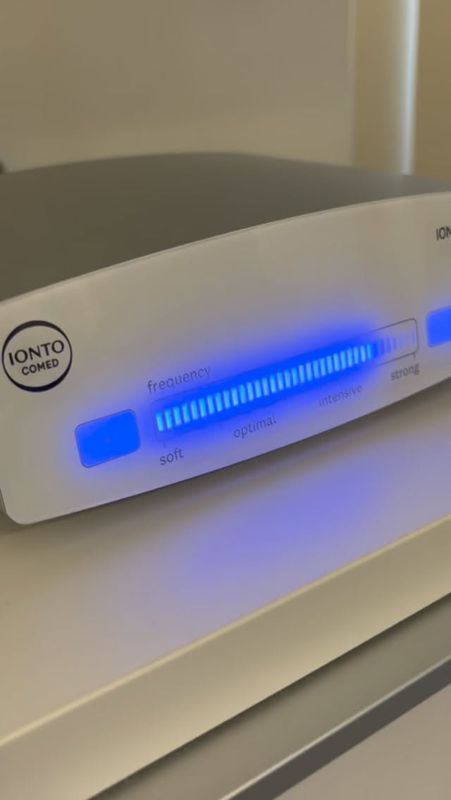 ✨ Microneedling – der Luxus-Boost für strahlend schöne Haut ✨
Erlebe bei Fleur-de-Lys die Kraft modernster, apparativer Kosmetik:
Feinste Mikroimpulse aktivieren deine Hautregeneration, verfeinern das Hautbild sichtbar und schenken ein wunderbar frisches, glattes Gefühl – ganz ohne aufdringliche Versprechen, aber mit spürbarem Luxus.
Genieße eine Behandlung, die Hautpflege neu definiert: präzise, elegant, wirkungsvoll.
Ein Moment für dich. Ein Schritt zu neuer Ausstrahlung.
👉 Buche jetzt deinen exklusiven Microneedling-Termin:
📞 0176-61344783
🌐 salonfleurdelys.de
#FleurDeLysKrefeld #MicroneedlingKrefeld #LuxurySkincare #AntiAgingRitual #StrahlendeHaut #BeautyMoments