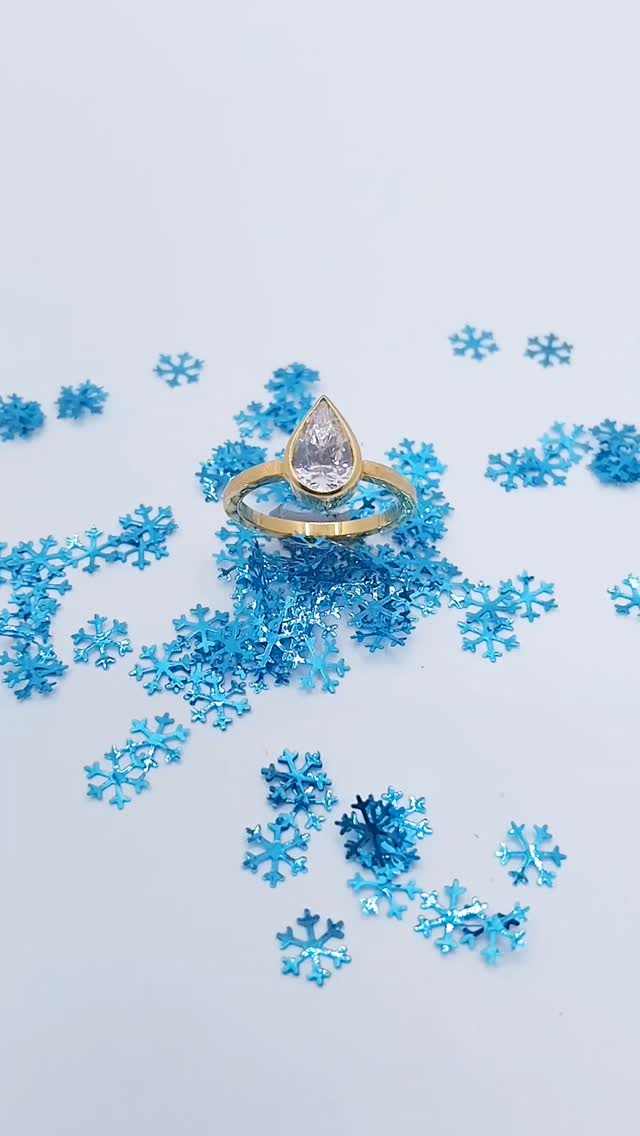 ✨ Het magische moment om op je knie te gaan ✨
De feestdagen zijn hét moment van samen zijn, liefde en nieuwe herinneringen maken. Stel je voor: de kerstboom schittert, de kaarsjes branden, of het nieuwe jaar wordt ingeluid met vuurwerk en bubbels… en juist dan zak jij op één knie. 💍
Een aanzoek tijdens Kerstmis of Oudjaar is onvergetelijk – romantisch, intiem en met een vleugje magie die je nergens anders vindt.
#juweelontwerp #goud
#uniekejuwelen #juwelenontwerp #antwerpgold #costummade #juwelenopmaat #goudsmid #kooplokaal
#shinebright #belgischontwerp #kapellen
#geboortesteen #maatwerkjuwelen
#maatwerk #juweelontwerp #jijbentgoudwaard
#handmade #jewelrydesign #handmadejewelry
#goudsmidantwerpen #yourpersonalgoldsmith #brasschaat #maatwerk #costummade