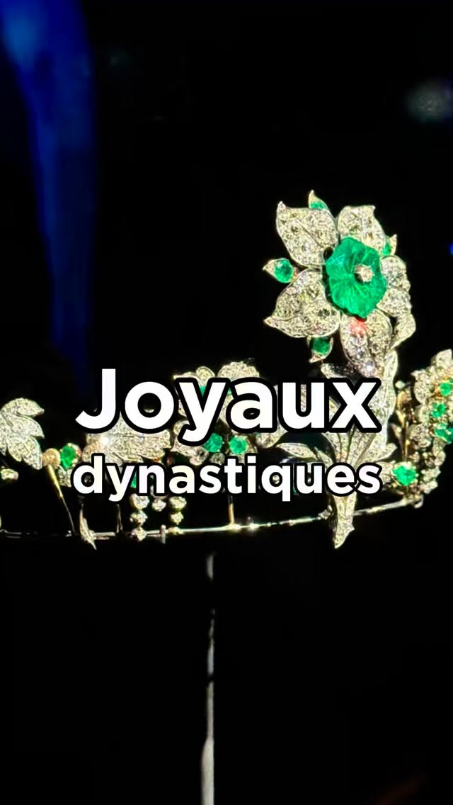 Jusqu’au 6 avril 2026, la Collection Al Thani au sein de l’Hôtel de la Marine à Paris présente l’exposition »Joyaux dynastiques ».
Ici, le bijou n’est pas qu’un objet précieux. Il raconte des histoires de pouvoir, d’amour, de transmission et parfois de stratégie politique.
Le parcours commence par les pierres précieuses elles-mêmes : diamants légendaires, émeraudes venues de Colombie, saphirs spectaculaires. Certaines gemmes, comme la Briolette des Indes ou l’Étoile de Golconde, impressionnent autant par leur taille que par leur histoire, marquée par les échanges entre l’Europe et l’Orient. La suite de l’exposition met en lumière les diadèmes, ces bijoux emblématiques de la féminité royale. Du style Empire à l’Art déco, on voit comment ces parures évoluent avec la mode et les époques, entre romantisme, nature stylisée et lignes géométriques. Puis viennent les bijoux personnels de grandes souveraines : broches, colliers, boucles d’oreilles, souvent chargés d’émotion et transmis de génération en génération. Enfin, la dernière salle montre comment, au XXe siècle, ces trésors quittent les palais pour séduire industriels, héritières américaines, icônes mondaines et maharajahs, donnant naissance à des créations audacieuses signées Cartier, Chaumet ou Van Cleef & Arpels. Découvrez ces trésors inestimables de l’histoire à l’Hôtel de la Marine jusqu’au 6 avril 2026.
💎 Hôtel de la Marine
2 place de la Concorde - Paris 8
Ouvert tous les jours de 10h30 à 19h (fermeture de la billetterie à 18h15)
🎟️ Plein tarif : 13 €
Gratuit -26 ans (ressortissants de l’Union Européenne et résidents réguliers non-européens sur le territoire de l’Union Européenne)
Personne handicapée et son accompagnateur
1er dimanche du mois de janvier à mars et de novembre à décembre.
Autres gratuités, voir le site.
#hoteldelamarine #collectionalthani #althanicollection #joyaux #bijouxrares #pierresprecieuses #diademe #broches #royaljewellery #quefaireaparis #parisluxury #parismusees #centredesmonumentsnationaux