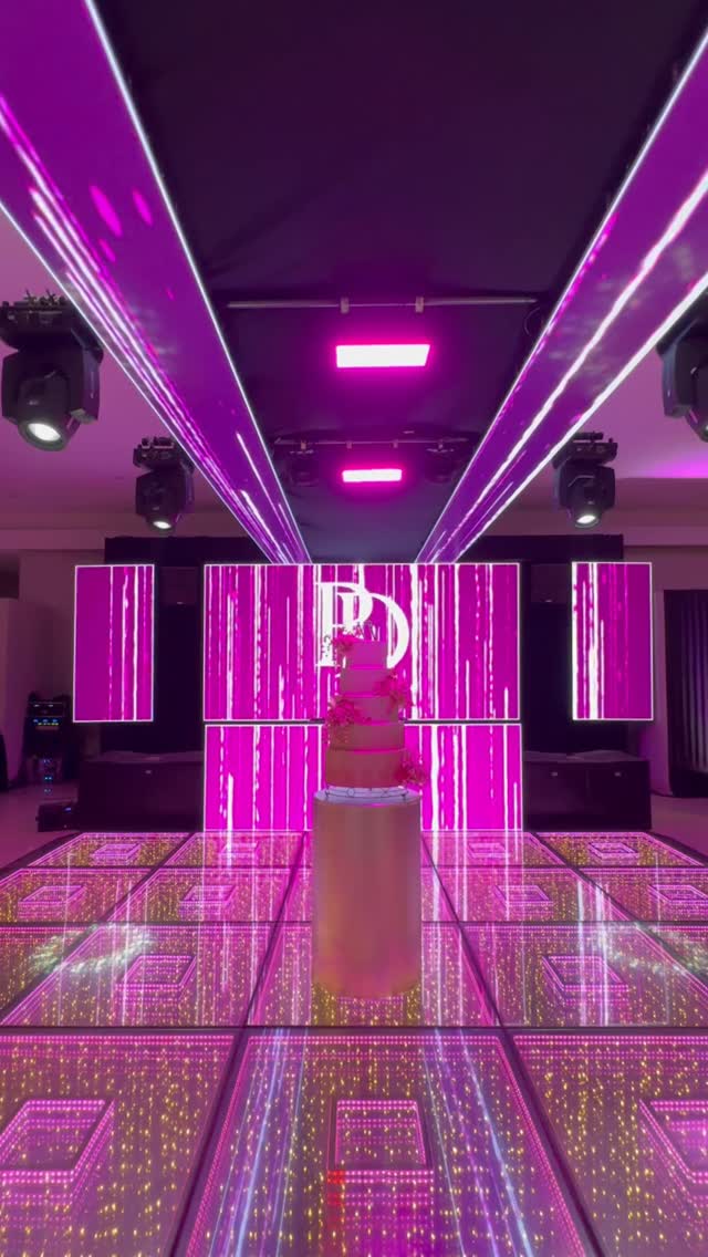 ✨15 anos da Raffaela Demito no Ponta Lagoa Garden✨
Uma noite impecável.
Criamos um ambiente onde a elegância encontrou a tecnologia, resultando em uma produção sofisticada, imersiva e absolutamente memorável.
Cada elemento foi pensado para compor uma estética limpa, sofisticada e com acabamento impecável.
O projeto foi assinado com:
• Painéis de LED entregando cenografia luminosa com profundidade, brilho uniforme e estética moderna.
• Iluminação pontuada nas mesas, criando um clima intimista e requintado, destacando detalhes e valorizando cada convidado.
• Iluminação cênica, projetada para construir atmosfera — com uma composição de luz planejada para valorizar a decoração e o espaço.
• Acabamento em tecido preto, garantindo um visual impecável, discreto e elegante, elevando o contraste e ressaltando toda a Iluminação.
• Integração absoluta entre luz, LED e ambiente, criando uma harmonia visual digna.
Um 15 anos com presença e perfeição.
⭐️Ariel Som e Luzes: onde cada detalhe transforma um grande evento.
• Decoração e Cerimônial: @officinadasflores
• Foto e Vídeo: @javorski_producoes @vou_fazer_15
• DJ: @arieljunior_
• Pista: @allumeparis
📹 Vídeo de: @pinat_made