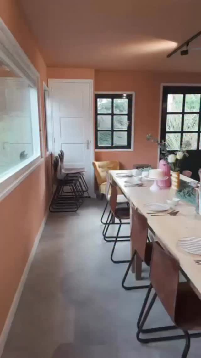 Een ruimte doet iets met je.
Ze beweegt mee, nodigt uit of sluit af.
En precies daarom vindt de Tarot Workshop plaats op een plek die licht voelt, rust brengt, ruimte geeft en je meteen laat landen.
Op deze plek mag je alles even neerleggen.
Er wordt voor je gezorgd, zodat jij met je aandacht volledig naar binnen kunt keren.
Want alleen in veiligheid en ontspanning kan jouw intentie écht helder worden.
Een omgeving die het proces draagt.
Waar jij alleen nog maar hoeft binnen te stappen.
📍 Waar: Aalsmeer @sier_en_zoet
📅 Wanneer: Zondag 25 januari 2026
🕦 Tijd: 11.00 - 15.00 uur
💸 €149,-
Er is nog 1 plek beschikbaar. Is die voor jou?
Meld je direct aan via de link in bio 🔗
🎥 @stefaniedeboerfotografie
#tarotworkshop #zelfreflectie #kaartlegging