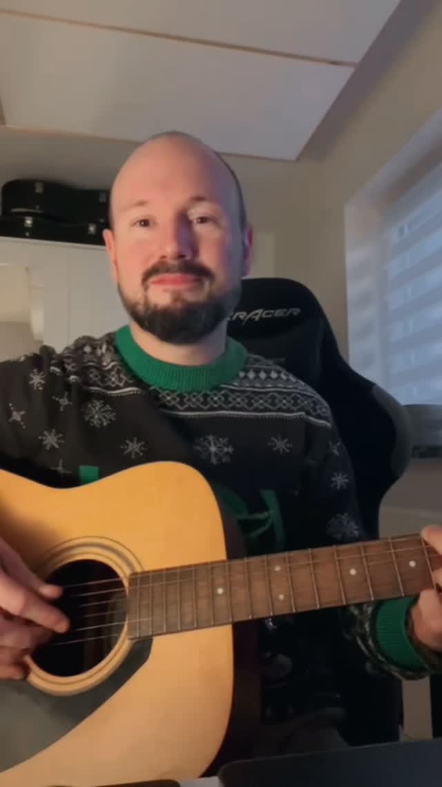 Paddy ist ein festes Element von Sixpash.
Seit Jahren eine tragende Stütze, auf und neben der Bühne.
Riffs, Stimme, Präsenz – Paddy liefert. Immer. 🔥
Fun Fact: Paddys erster Auftritt bei @moellers_elz auf der Kirmes wurde tatsächlich auf High8 gefilmt 📼
Vintage-Vibes pur! Wie siehts da eigentlich in 2026 aus? Revival Gig?
👉 Wie wär’s mit einem Videoabend?
Alte Aufnahmen, gute Drinks, beste Stories.
Wer ist dabei? 🙌
#sixpash #band #vintagevibes #musiciansofinstagram
#high8