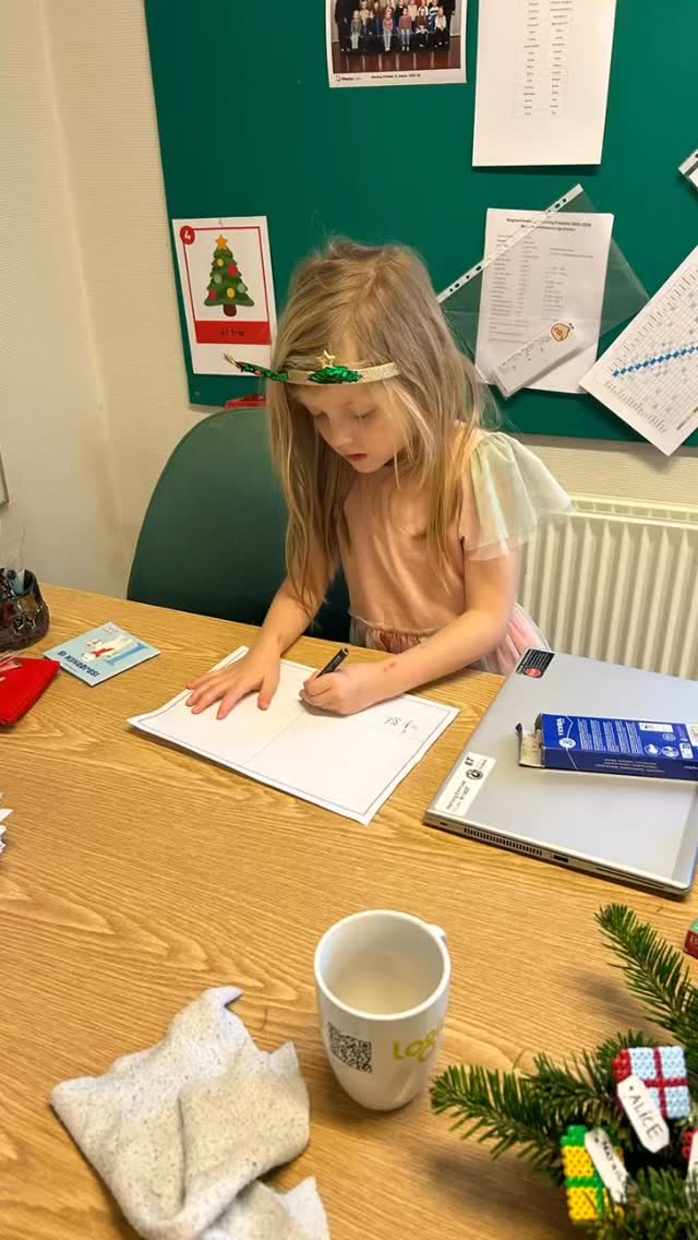 HER I JULEMÅNEDEN bruger 0. og 1. klasse selvfølgelig værkstedstimerne sammen på at julehygge og lave juleaktiviteter i Det Grønne Hus 😃🎄🎅
Koncentrationen er høj, og vi har tungen lige i munden, når vi laver julebøger med juleord, vi selv finder på, skriver, tegner og farvelægger 🖍️🎨
Imens dufter der rigtig meget af jul fra køkkenet i Det Grønne Hus 😃
Vi triller nemlig også pebernødder i lange baner, og duften fra ovnen er uimodståelig 😍
Vi hjælper hinanden og skiftes til at være med. Og de færdige pebernødder forsvinder næsten hurtigere end rotterne hos Nissen på loftet, når han truer dem med sin store ske 😅🎶
Vi ELSKER december 🤩❤️🎄
#Jul #December #Julebøger #Julebag #Pebernødder #Værkstedstimer #DetGrønneHus #0klasse #1klasse #fællesskab #friskole #herningfriskole #etgodtstedatlæreværeogvokse