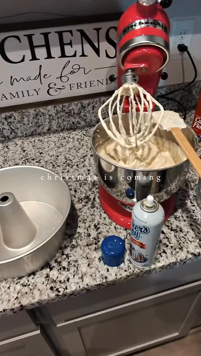 Christmas is coming 🎄🍰
And yes… I’m selling the pound cakes y’all keep asking for 🤣
Link in bio.