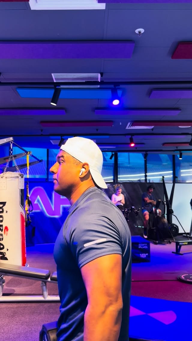 Standing Dumbbell Bicep Curls 💥
Why they work 👇
• Builds stronger, fuller biceps
• Improves arm symmetry (each arm works independently)
• Engages core & stabilisers while standing
• Functional strength carryover to everyday lifts
Watch the risks ⚠️
• Swinging the weight = less bicep, more ego
• Excessive load can strain elbows & lower back
• Poor wrist position increases joint stress
Form first always 🧠
✔️ Chest tall, core tight
✔️ Elbows pinned, slow controlled reps
✔️ Lift what you can control — not impress
Train smart. Grow faster. 💪🔥
#BicepCurls #ArmDay #FormOverEgo #TrainSmart