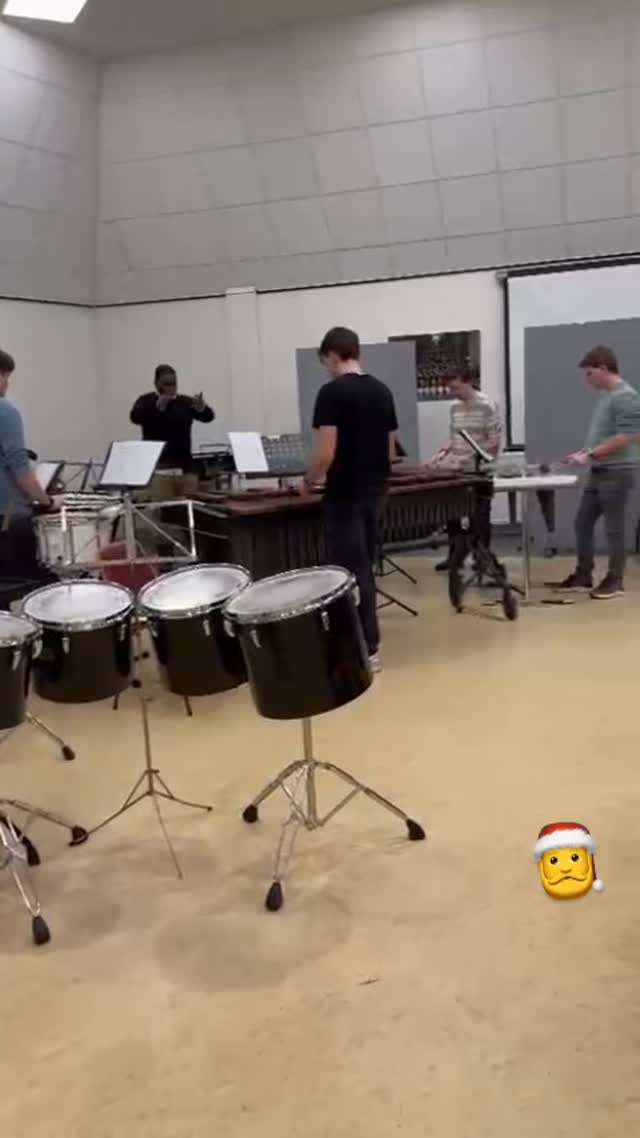 De slagwerkgroep is er ook klaar voor! We zien je graag tijdens ons kerstconcert in samenwerking met Ensemble VIJF!🎄 Koop snel je kaartje via www.stjanwanroij.nl❗️#christmas #muziekverenigingstjan #slagwerkgroep #muziek