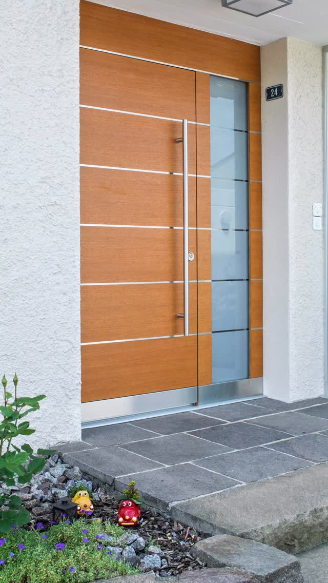 Vom Eingang über die Treppe bis in Küche und Bad -
Materialien greifen ineinander, die Details wirken selbstverständlich. Das ist Schreinerarbeit, die nicht auffällt, sondern passt. 👌