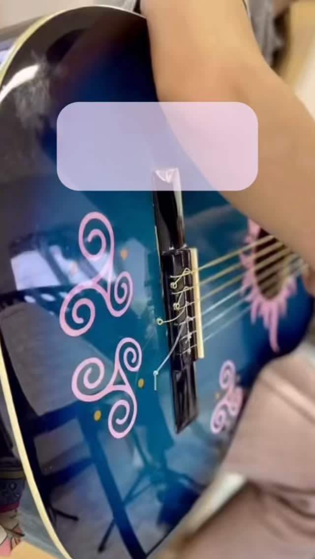 Kroužky u nás ve škole
🎸 Hra na kytaru
Hra na kytaru pomáhá dětem
rozvíjet rytmus, hudební sluch i soustředění.
Děti se učí vnímat hudbu přirozenou cestou
a nacházet radost ze společného hraní.
Kroužek vede naše skvělá zpěvačka
@kristinasimegova ,
která má na starosti velkou část hudební výchovy.
Její práci můžete slyšet
ve většině našich videí
a také v jejím albu @rok.ze.me .
Další kroužky již brzy 😇
#waldorflacerta #konicek #pratele