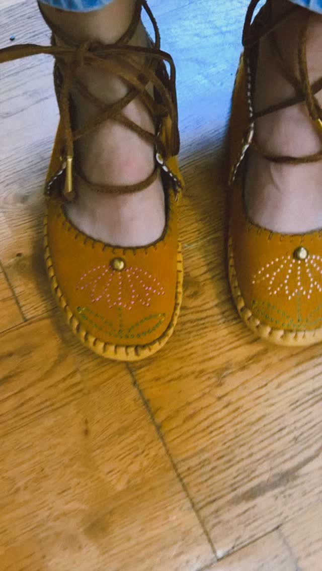 As 2025 closes, I’m reflecting on points this year which made me feel most alive, inspired, most like myself —
Definitely a highlight was touring the @white_bear_moccasins workshop in Bozeman 🦋
Shauna leads of team of Indigenous moccasin makers, hand sewing wearable works of art from hides & pelts.
I got a pair of Kalispell buckskin Mary Jane’s with beaded inlaid coneflowers 🌻
Shauna’s currently collaborating on a documentary about her life growing up Indigenous in the USA — @areyounative
Check out the link in my bio to contribute to the production of this film 💘
xoxo