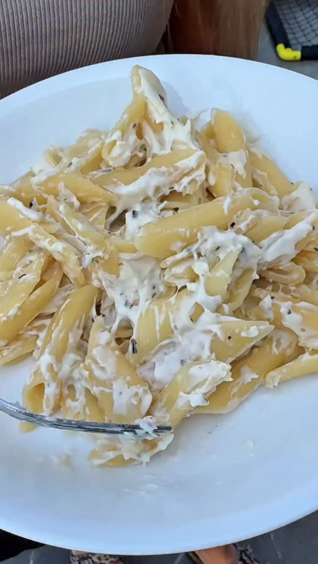 קוטגגגג’ , איזו גבינה זו! אמאלה ואבאלה
פשוט אפשר להכין ממנה הכל ואין משהו שלא יוצא טעים!
אז קבלו ורסיה של פסטה “שמנת” אבל עם קוטג’.
2 מצרכים בלבד וקיבלתם פסטה שיוצאת מושלם, הגבינה נמתחת וטעימה וזה כלכך קל ופשוט להכנה שאתם חייייבים לנסות!
כל מה שצריך זה – פסטה וקוטג’ (ותבלינים)
מצרכים למנה :
200 גרם פסטה אחרי בישול
גביע קוטג’ 5% (אפשר גם 3%)כ
תבלינים- מלח , פלפל, אורגנו, אבקת שום.
איך מכינים?
שופכים קופסת קוטג’ למחבת ונותנים לה להתבשל , מערבבים תוך כדי עד שהגבינה מבעבעת.
מכניסים את הפסטה (שהכנו מראש ) ואת התבלינים ומערבבים טוב טוב.
בהתחלה נראה שאולי הקוטג’ קצת מתפרק אבל אם תתמידו בערבוב זה יתחבר בחזרה ויצא לכם פשוט רוטב שמנת עשיר שאי אפשר להאמין שזה רק! מקוטג’
אחלה ארוחת ערב\ צהריים. משביעה טעימה ומהירה!
אז קדימה תטוסו להכין וספרו לי בתגובות אם אהבתם 😊
ערכים למנה- כ-450 קלוריות וכ- 30 גרם חלבון (אם תחליפו לקוטג’ 5% יצא 500 קלוריות למנה)
#דיאטניתקלינית #חיטוב #ירידהבמשקל #תזונהנכונה #איזון #קוטג #חלבון #מתכוניםקלים #אוכלטעיםובריא #פסטה #פסטהשמנת