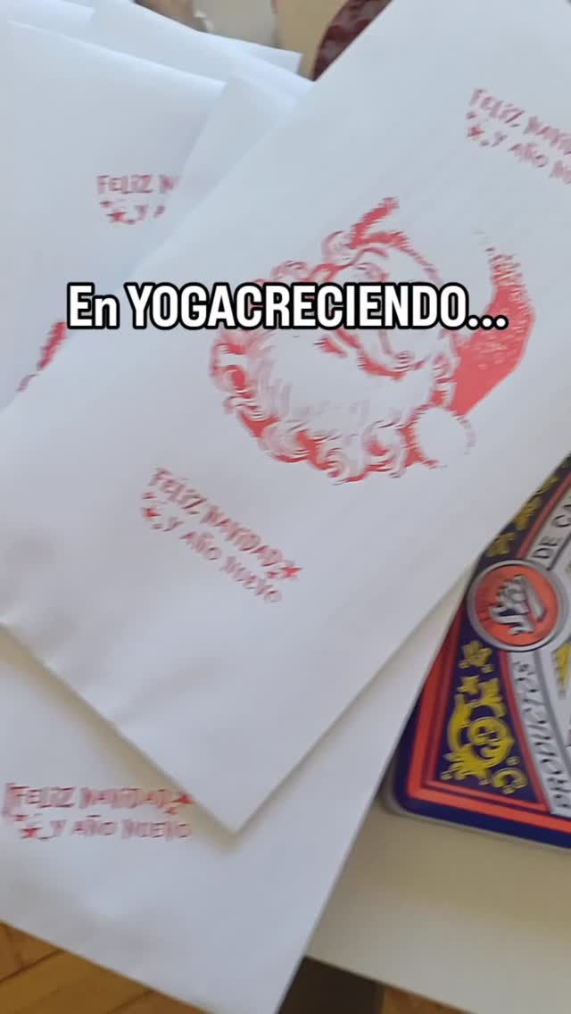 Hoy te quiero contar una costumbre navideña 🌲que tenemos en **Yoga Creciendo** desde hace más de 15 años.
Acá, Papá Noel🎅 no trae regalos.
Trae un CUENTO,una HISTORIA, para nutrir el alma.
Una historia que primero nace en el corazón❣️. La sentimos, la escuchamos…y cuando ya está lista, se convierte en papel.
Y después pasa algo mágico:
ese cuento llega a **más de 100 personas**, que lo esperan cada año y lo coleccionan.
¡Estate atent@! pronto lo estaremos compartiendo en el blog.
Porque hay regalos 🎁que no se compran. Se sienten. Y se comparten
¿Y VOS, tenés algún rito navideño🌲?
Me encantaría leerte...
Namasté!
Marce