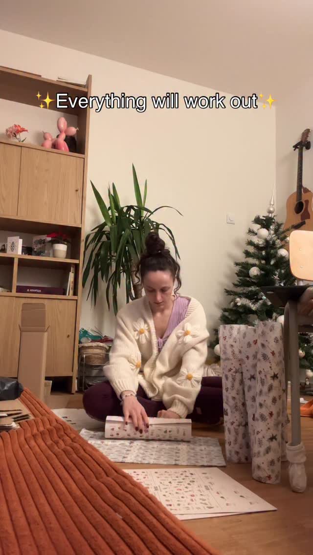 In stressige Wochen noch mehr Stress packen?! JAA das ist scheinbar genau mein Ding. 🤣🤝
Als ob die Woche vor Weihnachten nicht eh voll genug wäre, dachte ich mir es wäre ne gute Idee, die komplette Weihnachtsbestellungen meines Saisonkalenders in die Woche zu packen! 🤠👀
Hääää 😂 bei meiner Planung sind einfach manchmal nicht alle Gerhinzellen angeschaltet. 🧠🚫
Aber so gut ich darin bin mich selbst zu Stressen und mir Probleme zu machen, umso besser bin ich darin die zu lösen. 🤌🏻 gibt halt immer einen Weg in meiner Vorstellung 🙌🏻
Also Leudde, alle Saisonkalender sind gepackt, verschickt und kommen pünktlich bei euch an! 🫶🙂↕️🥳
Jetzt mach ich mir der restlichen To-Do-Liste vor Weihnachten weiter 📋 und dann wird tagelang NIX gemacht. 😶🌫️🤝👋🏻
Inspo: @megan__heaton