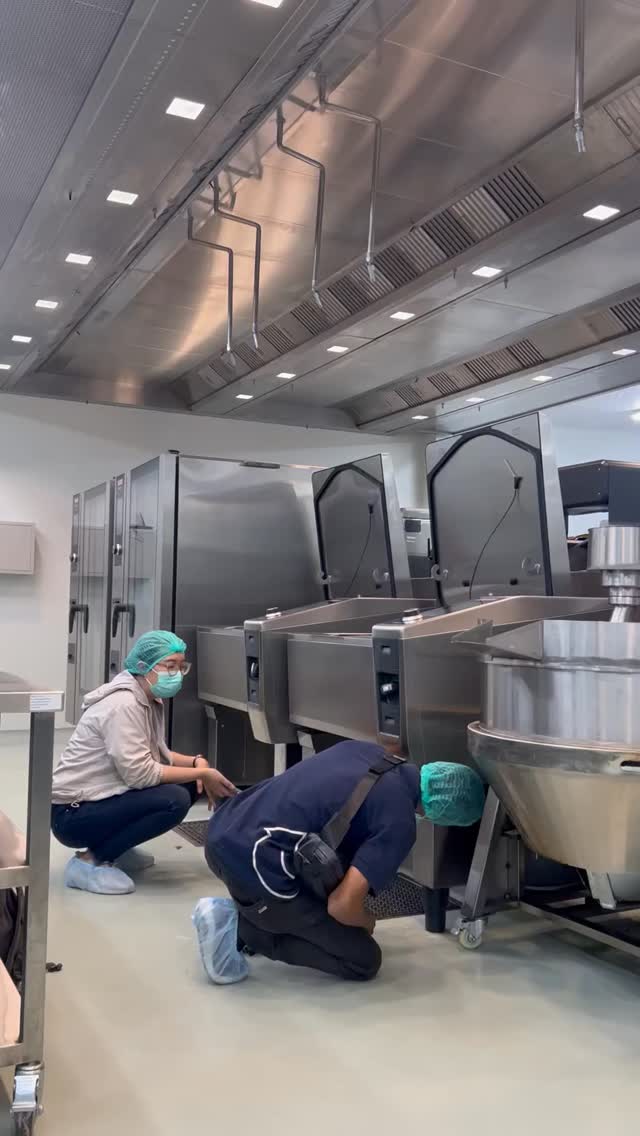 In a high-performance kitchen, reliability starts behind the panels.
Regular servicing of the Rational iVario Pro helps protect critical components, maintain precise cooking control, and prevent unexpected downtime during service hours.
Through preventive maintenance, our technical team ensures your equipment operates at peak performance so chefs can stay focused on what matters most: consistency, speed, and quality on every plate.
This is how Keisi supports kitchens long after installation.
Learn more about our after-sales service and technical support.
#KeisiIndonesia #RationaliVarioPro #KitchenMaintenance #CommercialKitchen #AfterSalesService