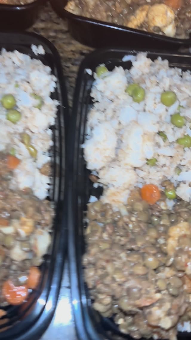 I just dropped off a few meals at the fat rabbit @rvacommunityfridges! Go get them if you need a vegan meal or share with someone who may need it. The meal is cardamom rice and peas, and a lentil/vegetable stew.
#veganeatswithbri
#foodgiveaway
#vegancatering
#veganfood
#veganstews
#wintersoups
#freefood
#rvavegan
#rvasmallbusiness
#rvavegans