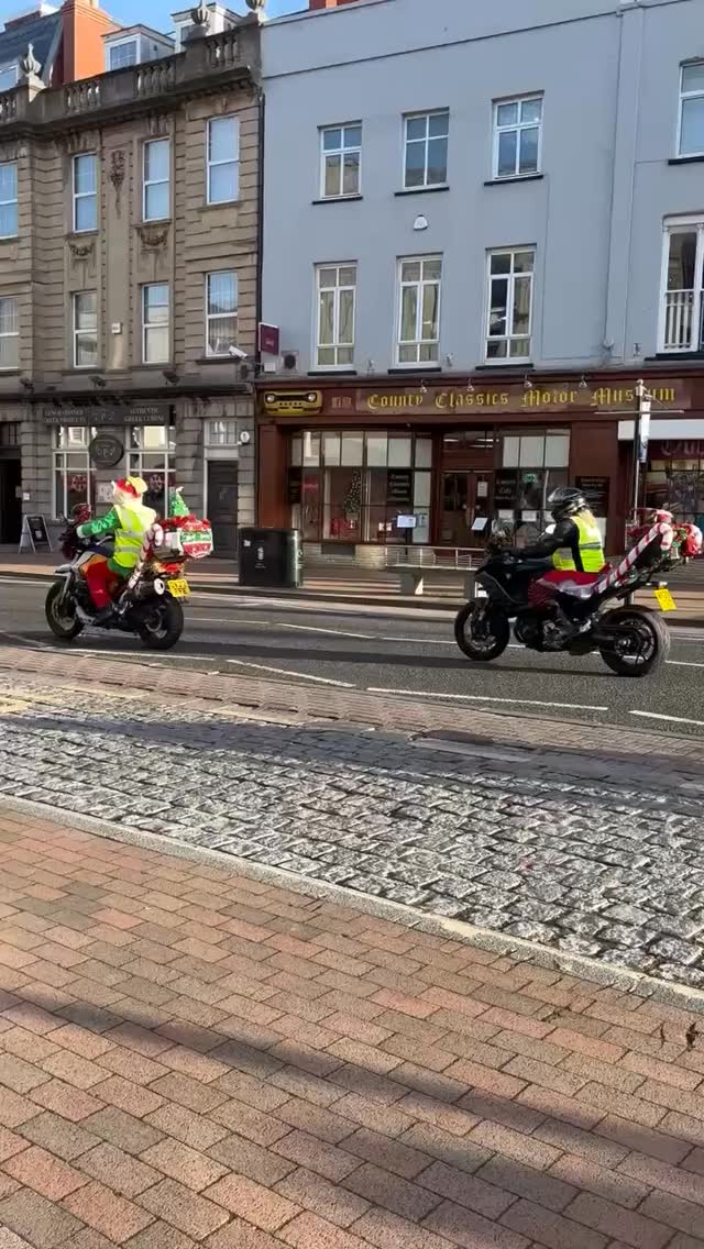 Santa came to @visit_taunton en masse this morning!🎅🎅🎅🎅🎅🎅🛵🛵🛵🛵
#santarun #taunton #christmasmarket