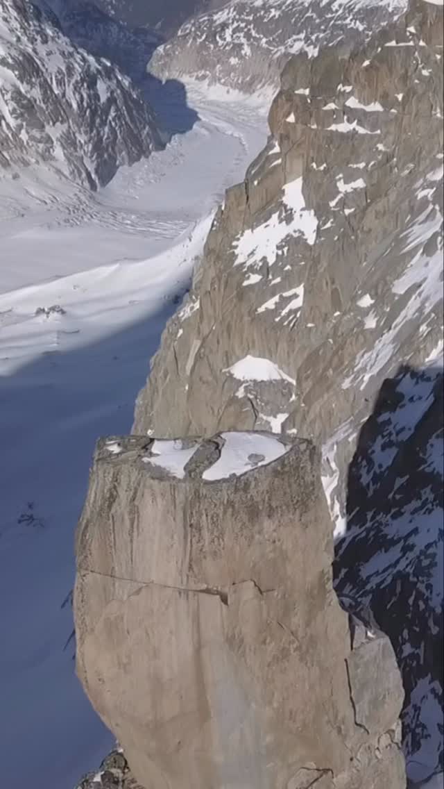 Nothing to say, nothing to write, nothing to do, who is it, what is it, it is where ....
@henaff_off @fjordalp @chamonixmontblanc
#snowboarding #snowboard #snow #board #chamonix #powder #instructor #guide