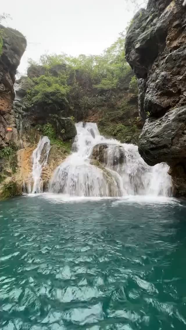Salalah is Oman’s green paradise, famous for its lush landscapes, misty mountains, and tropical vibes during the Khareef season. A unique side of Oman waiting to be explored. 🌴🌧️
Salalah es el paraíso verde de Omán, famoso por sus paisajes exuberantes, montañas cubiertas de niebla y su ambiente tropical durante la temporada del Khareef. Un lado único de Omán por descubrir. 🌿✨
#Salalah #Dhofar #Oman #VisitOman #OmanTravel Khareef NatureLovers GreenOman MiddleEastTravel Omán Viajes Turismo