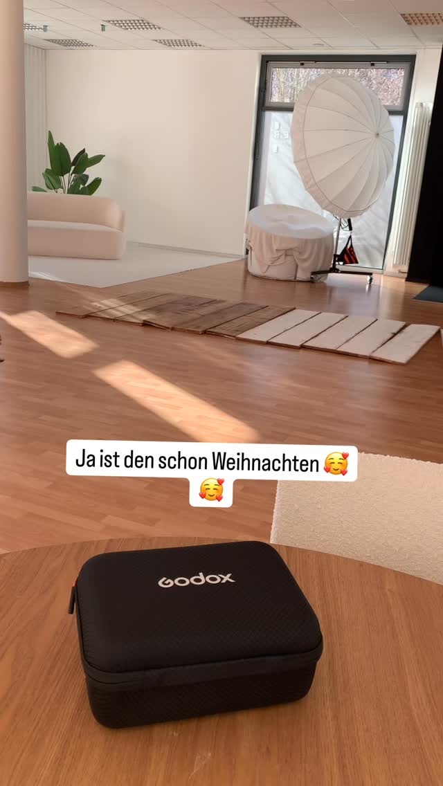 Es durfte ein neuer Blitz einziehen natürlich mit passendem Fernauslöser für die Kamera und ich freu mich schon so sehr, denn endlich ist dieses Kabel von meinem Blitz weg das hat mich die ganze Zeit so gestört. Und jetzt freue ich mich umso mehr, dass dieser neue Blitz mit Fernauslöser einziehen durfte. Die haben der lieben Technik ist es eben so immer wieder. Muss das ausgetauscht werden oder darf auch etwas Neues einsehen, weil es einfach nachher zuverlässiger und besser ist im ganzen Handling.