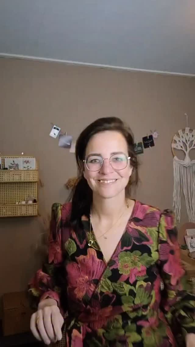 💫Ik hoor het de laatste tijd zó vaak:
“Mijn kindje is ziek geweest en nu is het slapen helemaal verstoord…”
En eerlijk? Dat is heel logisch.
Als je kindje zich niet lekker voelt, heeft het je extra hard nodig. Meer nabijheid, meer slaap, meer troost ❤️ Dat mág er allemaal zijn.
We zien dan ook dat het daarna lastig is om weer terug te gaan naar een fijn slaapritme en gewoontes.
Ouders ervaren dat ze weer terug bij af zijn.
Een paar dingen die ik ouders dan meestal meegeef 👇✨Verkort tijdelijk (een beetje) de wakkertijden
✨Breng het vaste ritme terug (slapen én eten)
✨Zorg overdag voor voldoende daglicht. Zonlicht helpt de biologische klok weer op gang
✨Pak het bedtijdritueel weer op
🙏🏻En: gooi niet alles tegelijk om wat betreft het zelfstandig slapen, maar bouw in kleine stapjes de hulp weer af
Lukt het niet? Dan ligt dat echt niet aan jou of je kindje. Soms zit je gewoon even vast in een vicieuze cirkel.
❣️In een slaapconsult kijken we mee met je wat jullie nodig hebben. Helemaal afgestemd op jouw kind en jullie situatie.
Liefs, ❤️Anneke & team