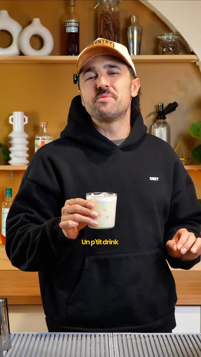 Un gin à la pistache… oui, ça existe, et oui, c’est complètement décadent !
On prend Outlast Gin Pistache, on ajoute orgeat, lime, blanc d’œuf, et on obtient un Pistachio Sour qui goûte dessert ET cocktail en même temps.
Texture de nuage, parfum de pâtisserie.
Tu serais prêt(e) à essayer ou ça te fait trop peur comme combo?
Enregistre la recette pour ton prochain menu “cocktails signature”
#taptapcocktail #recettecocktail #mixologie